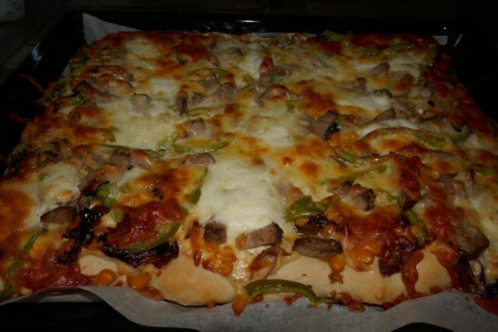 Hvit pizza med karamellisert løk og biffrester Hvit pizza med karamellisert løk og biffrester