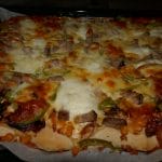 Hvit pizza med karamellisert løk og biffrester