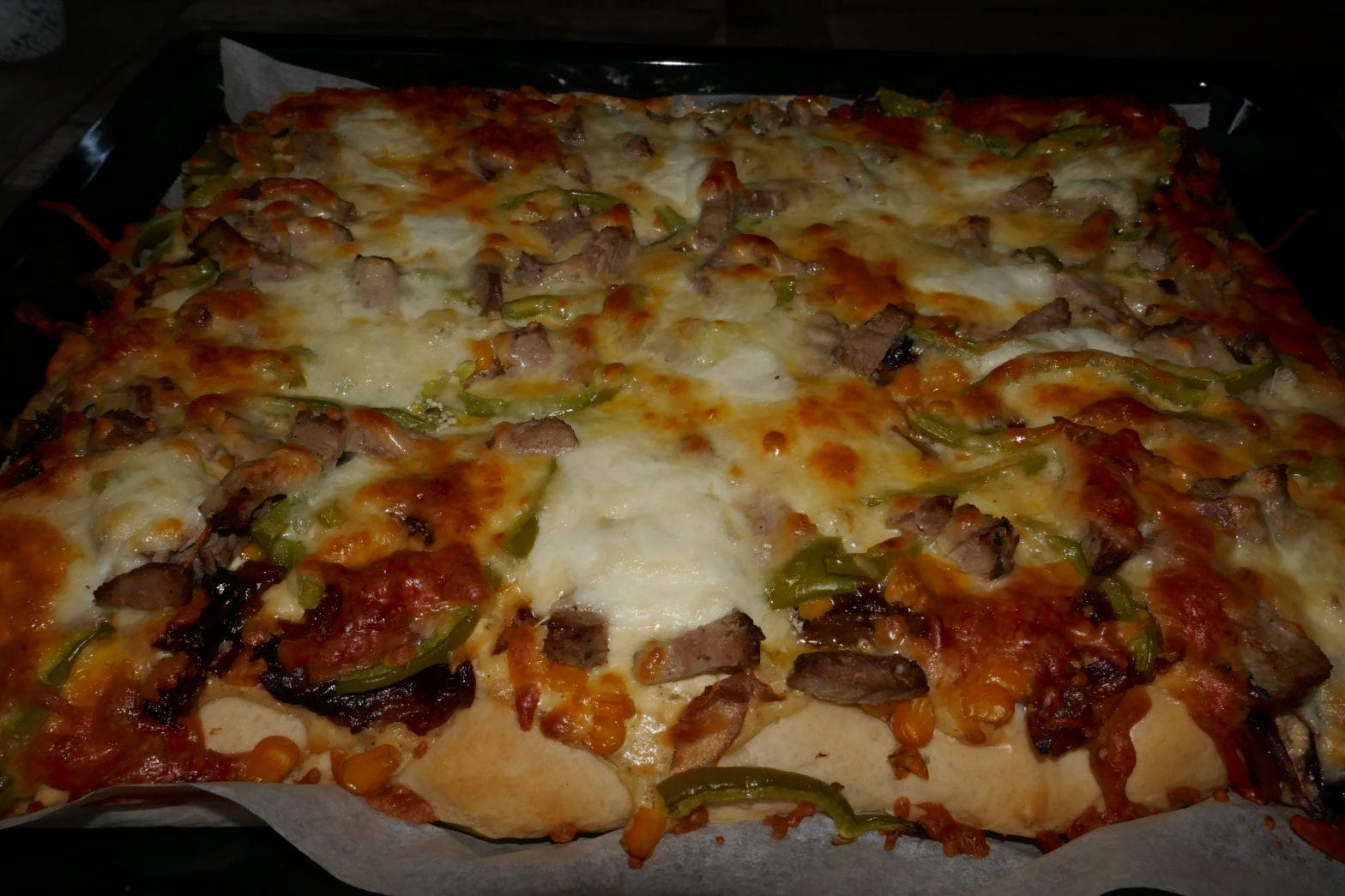 Hvit pizza med karamellisert løk og biffrester