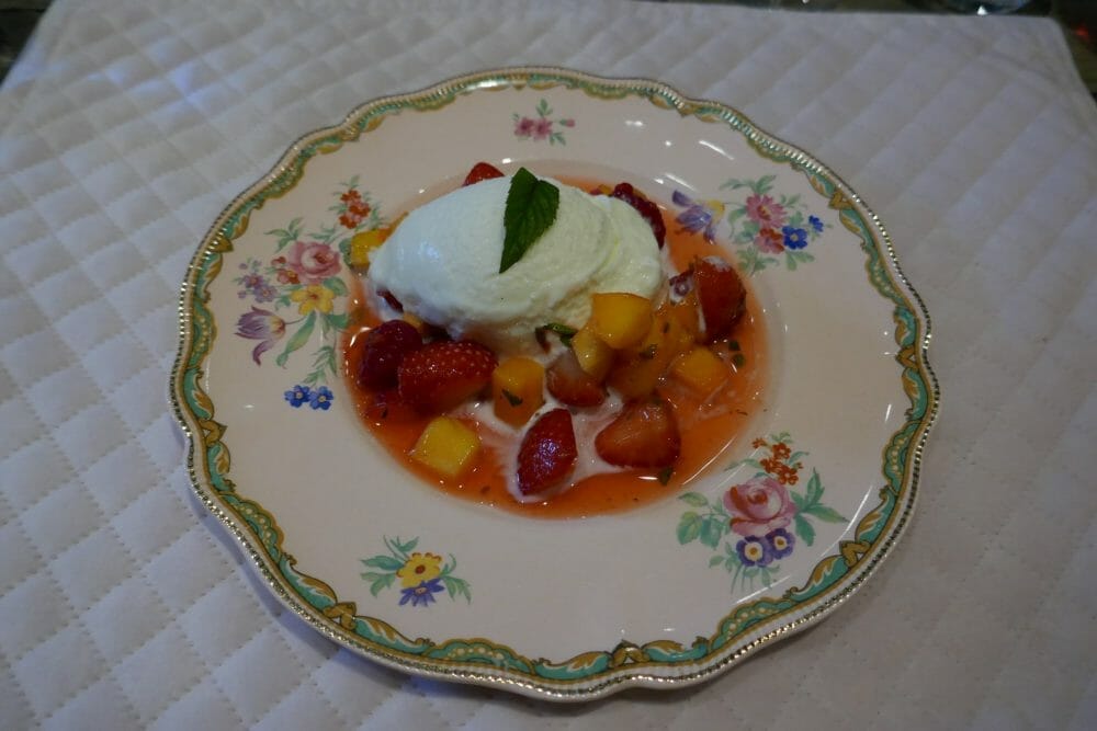 Yoghurtis med mango og pasjonsfrukt med salsa