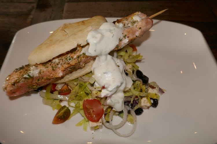 Ukemeny for uke 19 Laks på pinne i pita med gresk salat og tzatziki