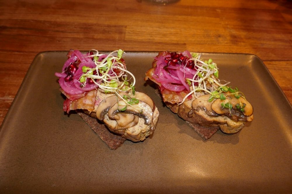 Dansk smørrebrød med leverpostei Dansk smørrebrød med leverpostei