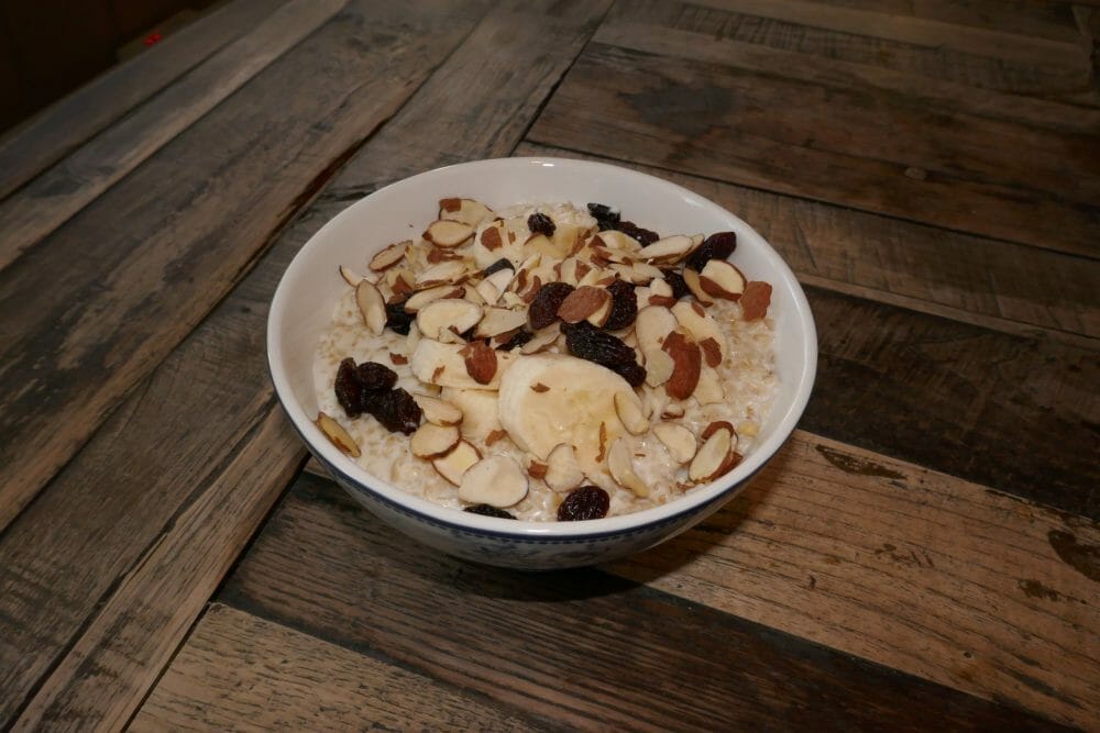 Havregrøt med banan, rosiner og mandelflak
