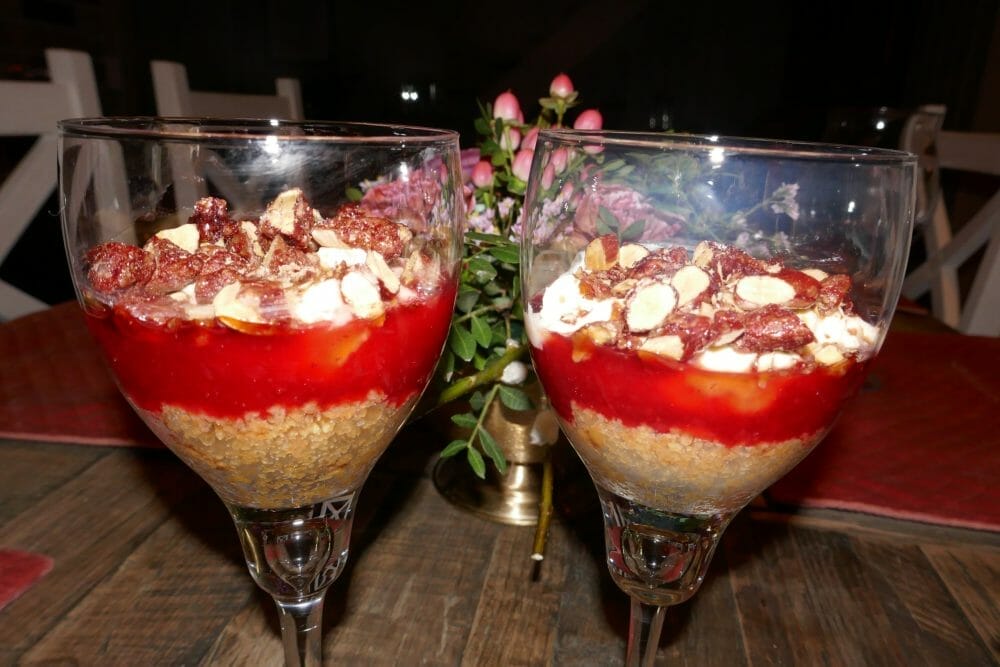 Ostekakedessert med syltetøy