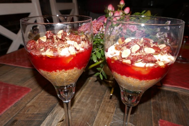 Ostekakedessert med syltetøy Ostekakedessert med syltetøy