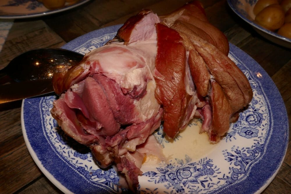 Røkt og kokt svineknoke med kålrabistappe