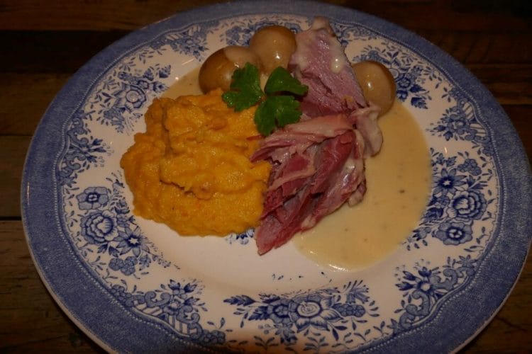 Smoked and boiled pork knuckle with kohlrabi puree and lovely sauce Smoked and boiled pork knuckle with kohlrabi puree and lovely sauce