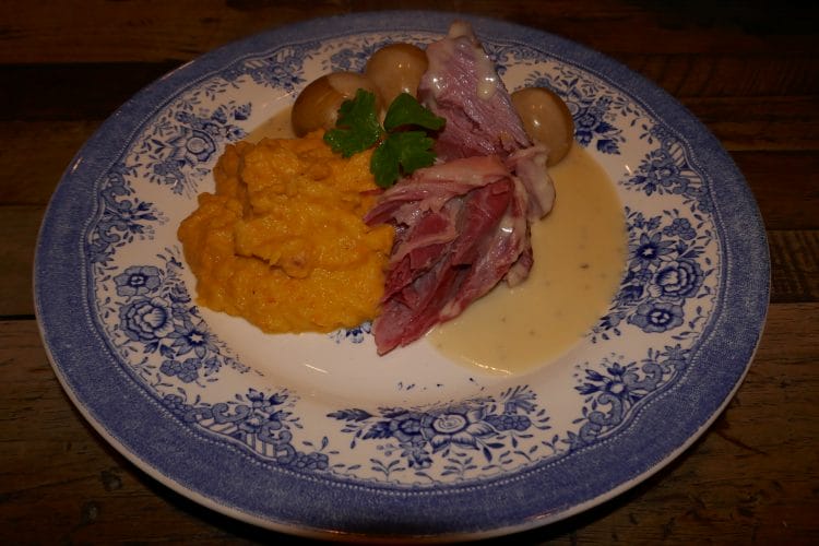 Smoked and boiled pork knuckle with kohlrabi puree and lovely sauce Smoked and boiled pork knuckle with kohlrabi puree and lovely sauce