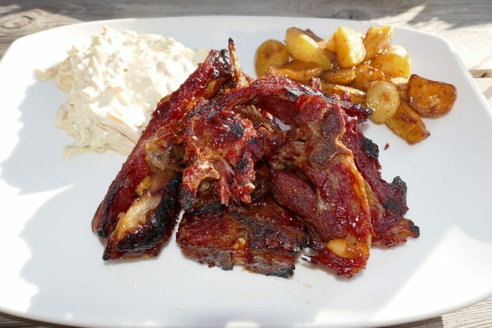 Glasert pinnekjøtt med coleslaw og småsinte ovnspoteter