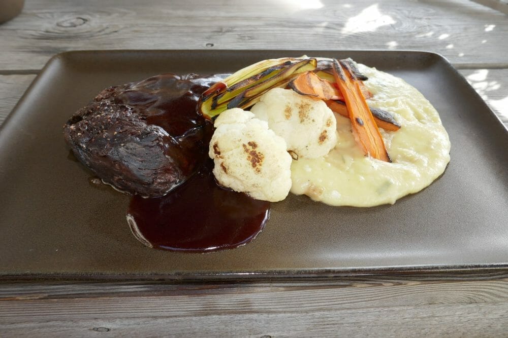 Hvalbiff med potetmos og rødvinssaus