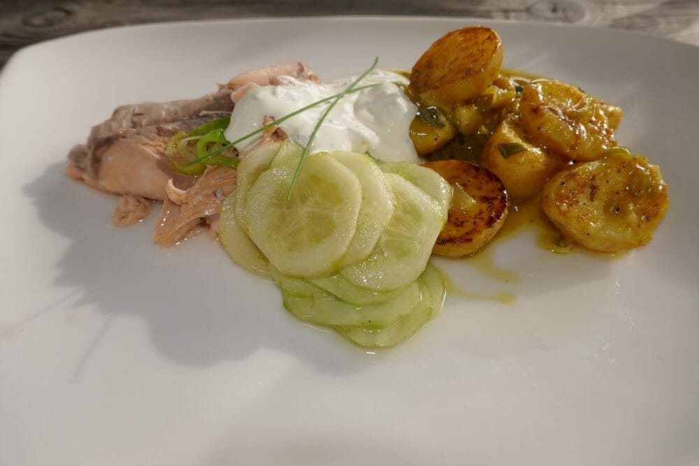 Bakt ishavsrøye med sennepspoteter