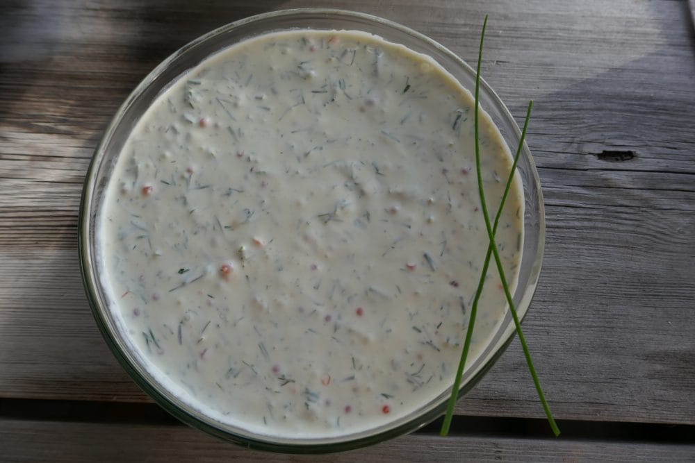 Kald rømmesaus til fisk og skalldyr