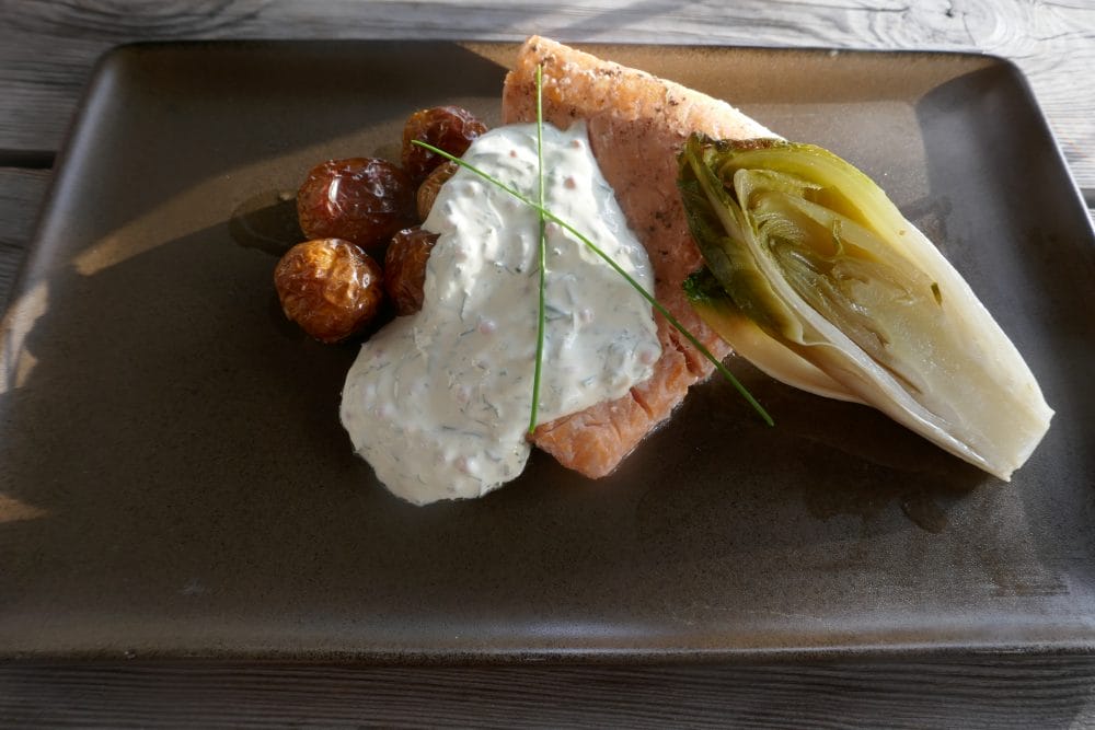 Laks med kald rømmesaus Laks med kald rømmesaus