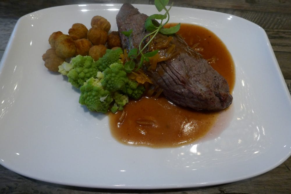 Angus tri tip med cumberlandsaus og pommes noisette