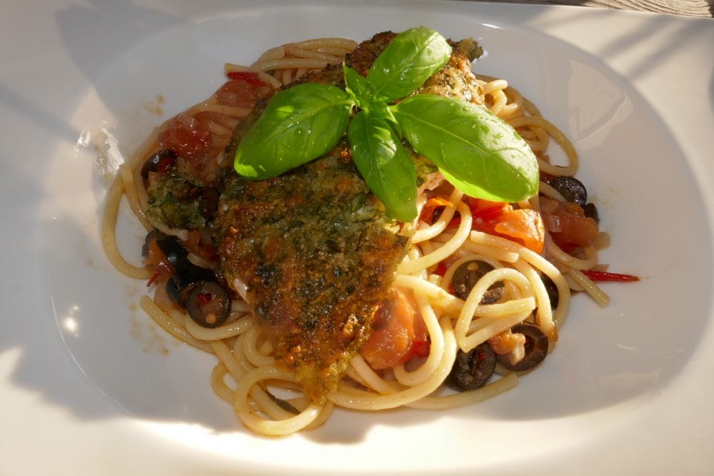 Crispy urtekylling med pasta Crispy urtekylling med pasta