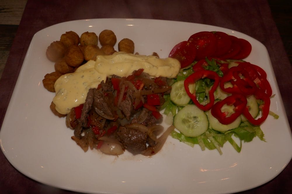 Biffsnadder med en frisk salat, pommes noisettes og bearnaisesaus