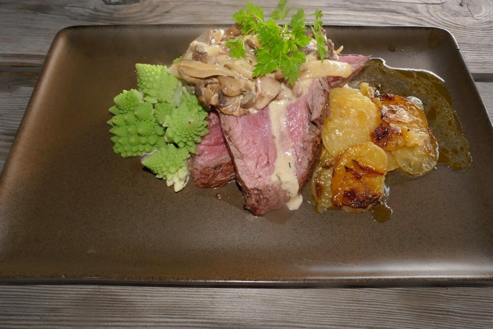 Helstekt indrefilet med pommes boulangere og soppsaus 