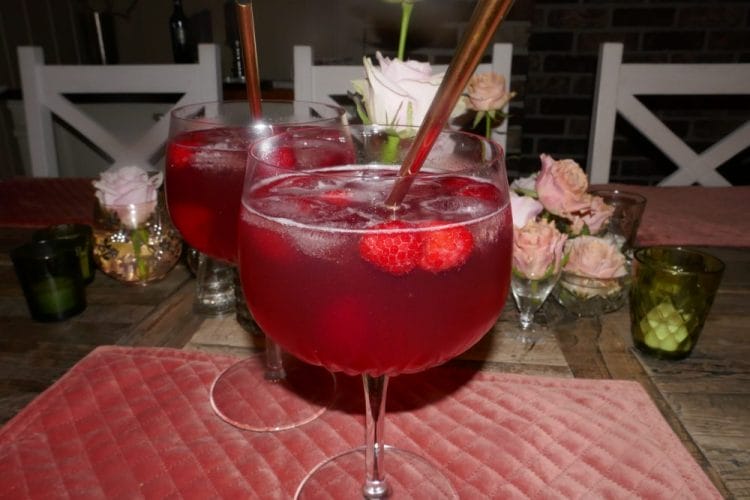 Rum and raspberry drink
