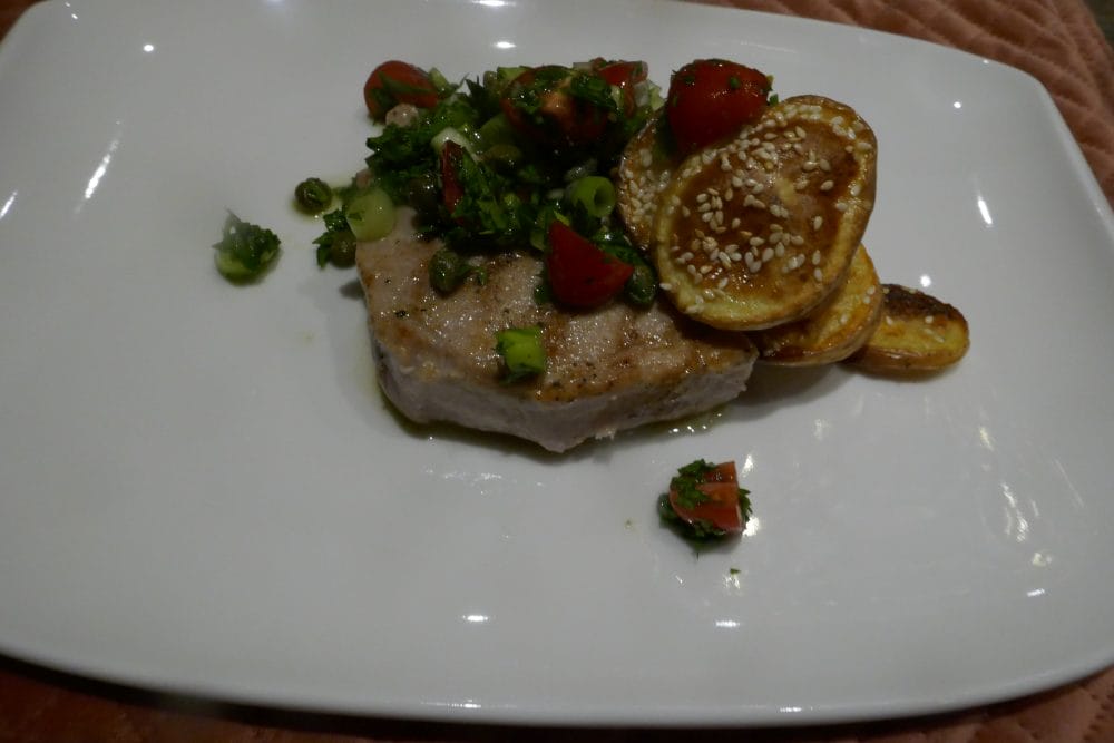 Server tunfisk med sesampoteter og tomatgremolata.