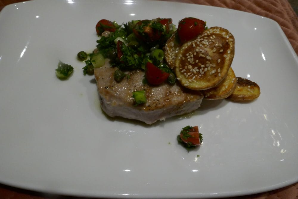 Ukemeny for uke 50 Tunfisk med sesampoteter og tomatgremolata