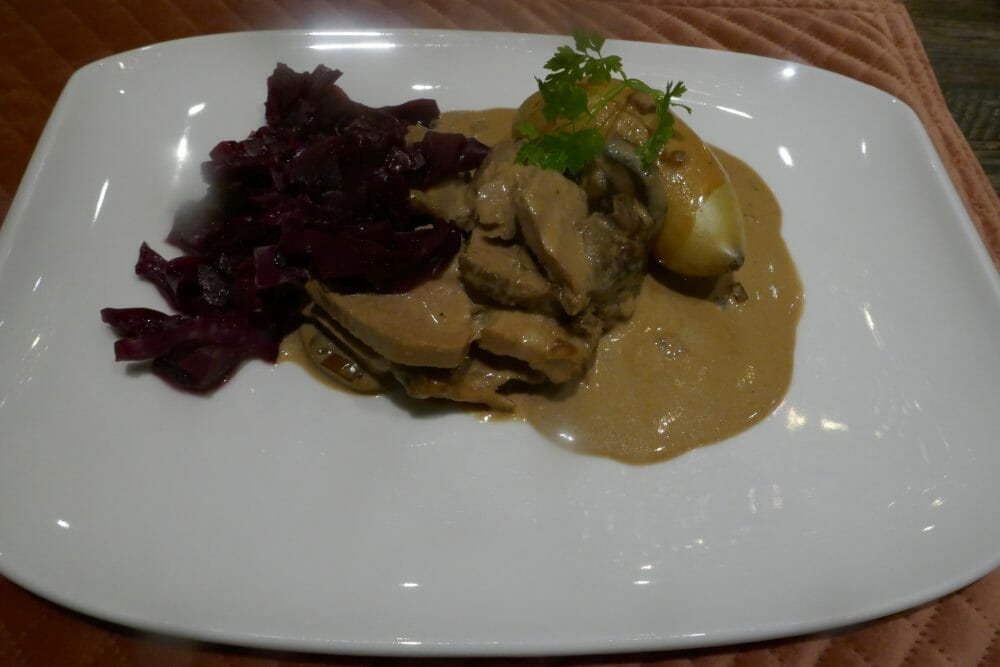 Svinesteik med rødkål og gammeldags brun saus