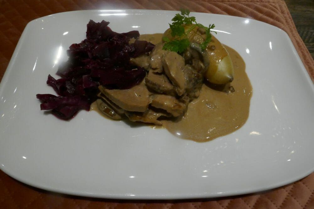 Ukemeny for uke 36 Svinesteik med rødkål og gammeldags brun saus
