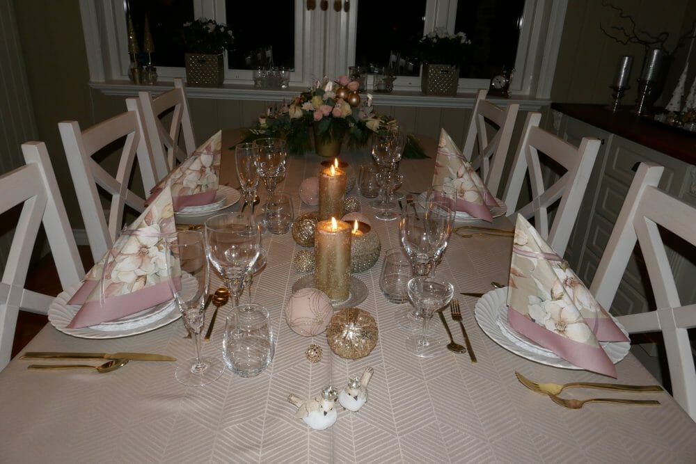 Party table in pale pink and gold
