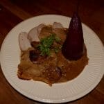 Kalkunbryst med fløtesaus og rødvinskokte pærer