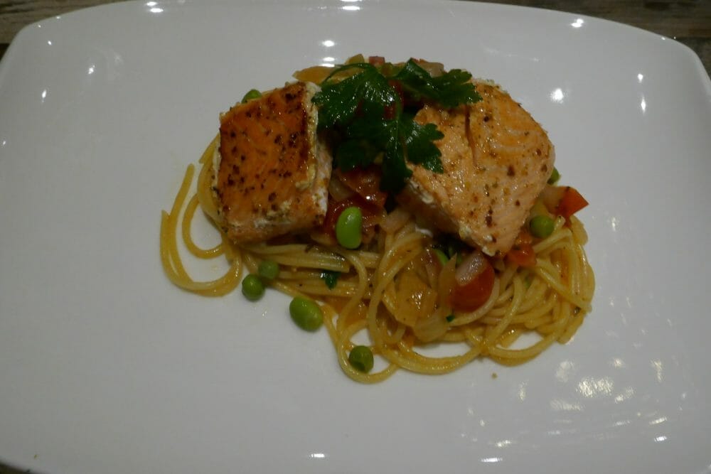 Pasta med laks og tomater