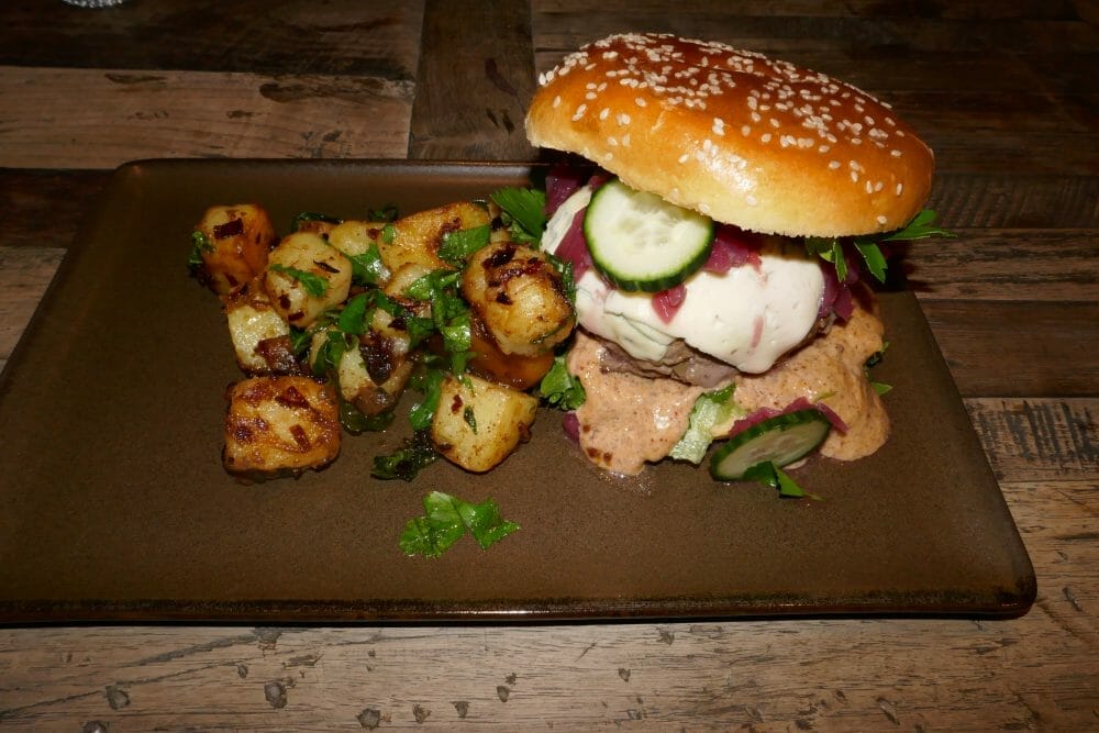 Ukemeny 20 Hamburger med sauterte poteter og syltet rødløk