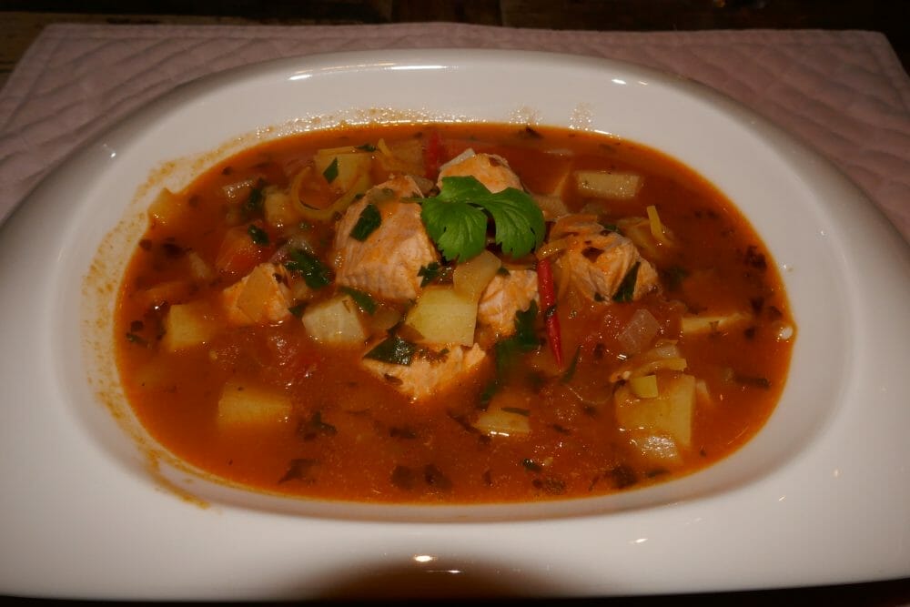 Tomatisert fiskesuppe med laks