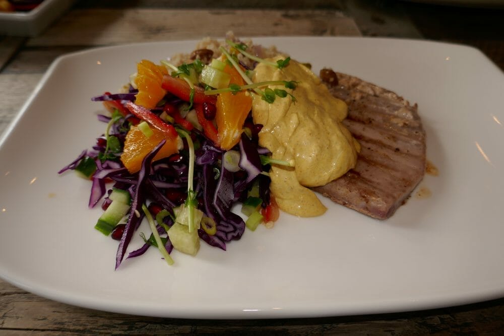 Tunfisk med couscous og salat