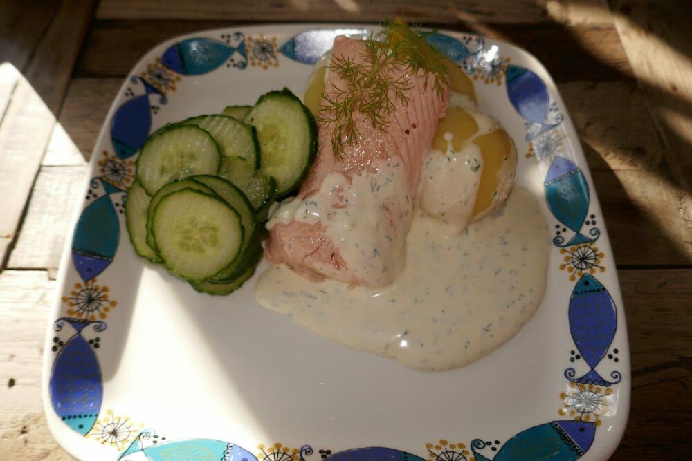 Kokt laks med kald rømmesaus og agurksalat Kokt laks med kald rømmesaus og agurksalat