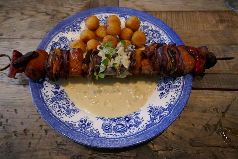 Grillspyd med blåskimmelsaus Grillspyd med blåskimmelsaus