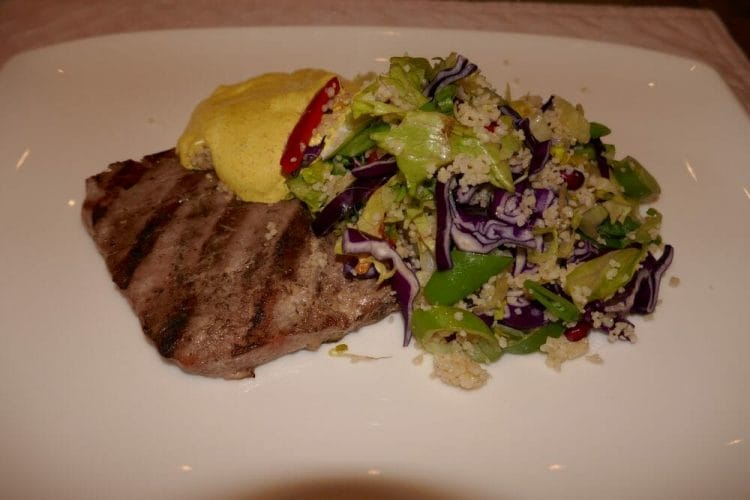 Tunfisk med couscoussalat og mango- og karridressing