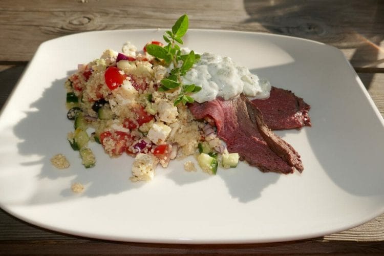 Indrefilet med couscoussalat og cacık - tzatziki