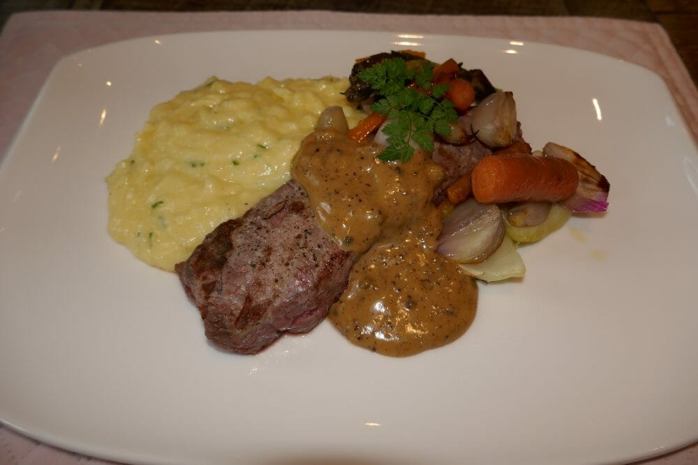 Biff med grillede grønnsaker og konjakk- og peppersaus