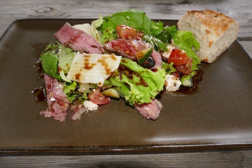 Biff- og baconsalat med balsamicodressing