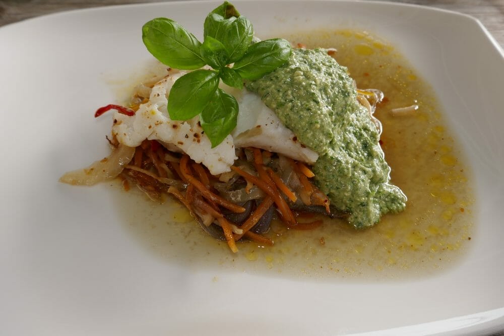 Torsk på grønnsakseng med pesto Torsk på grønnsakseng med pesto