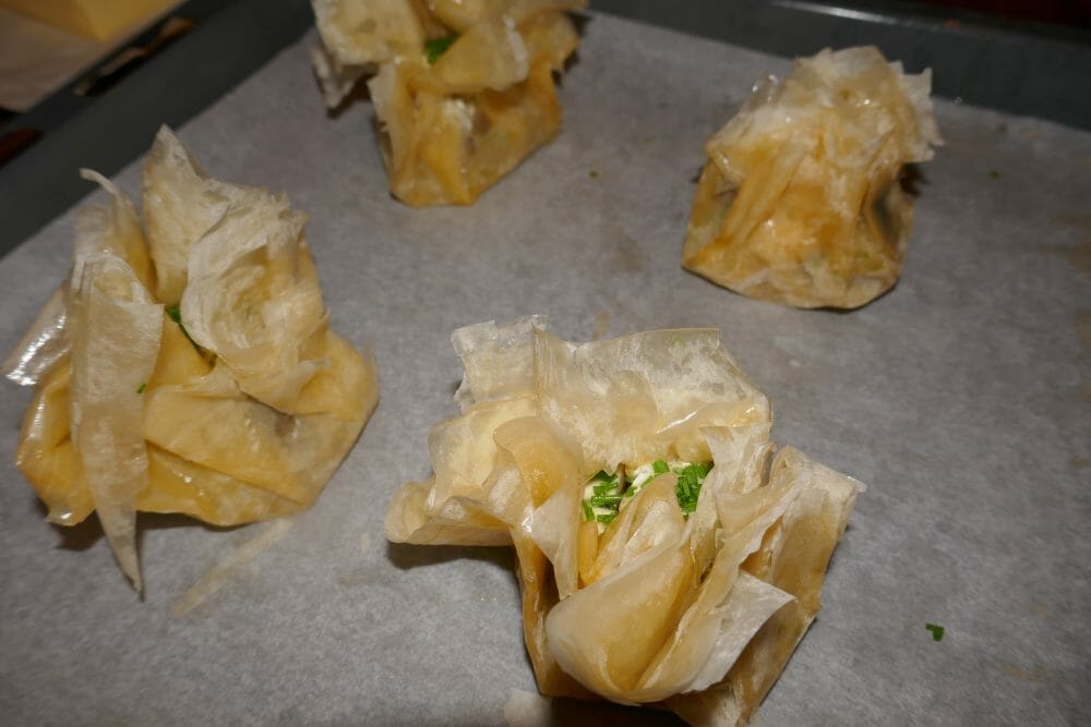 Filopakket fiken med chèvre før steking Filopakket fiken med chèvre før steking