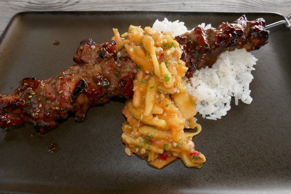 Svinenakkespyd med japansk ketsjup og papayasalat Svinenakkespyd med japansk ketsjup og papayasalat