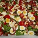 Egg- og baconsalat av vaktelegg, med sennepsvinagrette