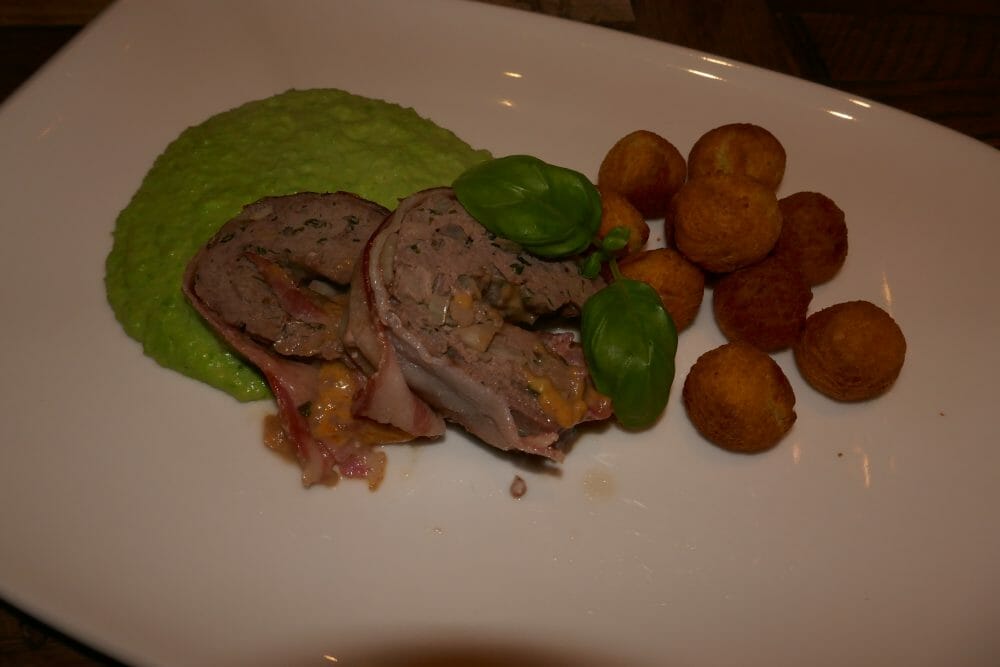 Kjøttrull med ertepuré og pommes noisettes Kjøttrull med ertepuré og pommes noisettes