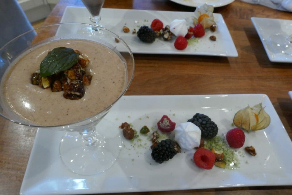 Sjokoladepannacotta med karamelliserte nøtter, urtesukker og pikekyss Sjokoladepannacotta med karamelliserte nøtter, urtesukker og pikekyss