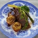 Lammekoteletter med rødvinssaus og potetroser