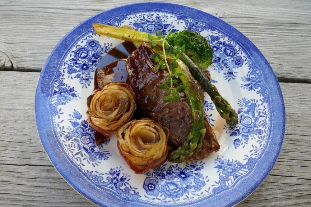 Lammekoteletter med rødvinssaus og potetroser