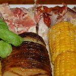 Svinefilet med serranoskinke, ost og hasselbackpoteter