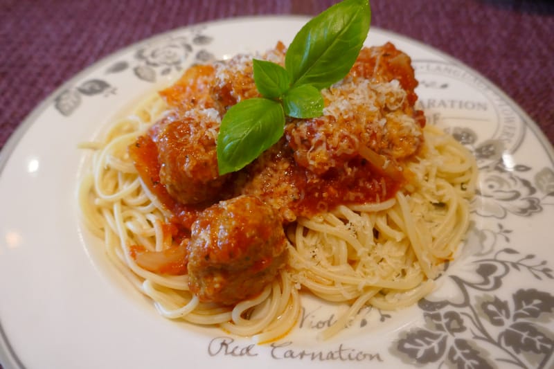 Mannen i husets spagetti med kjøttboller i tomatsaus