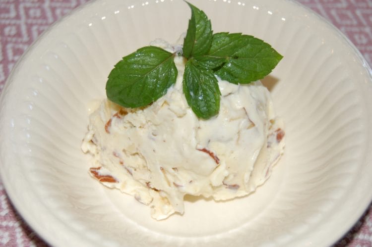 Lettvint iskrem med mandelspon