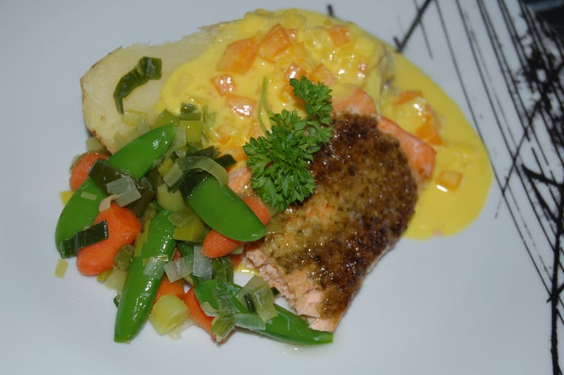 Ukemeny for uke 18 Hvitløk- og pestobakt laks med den deilige fiskesausen til mamma